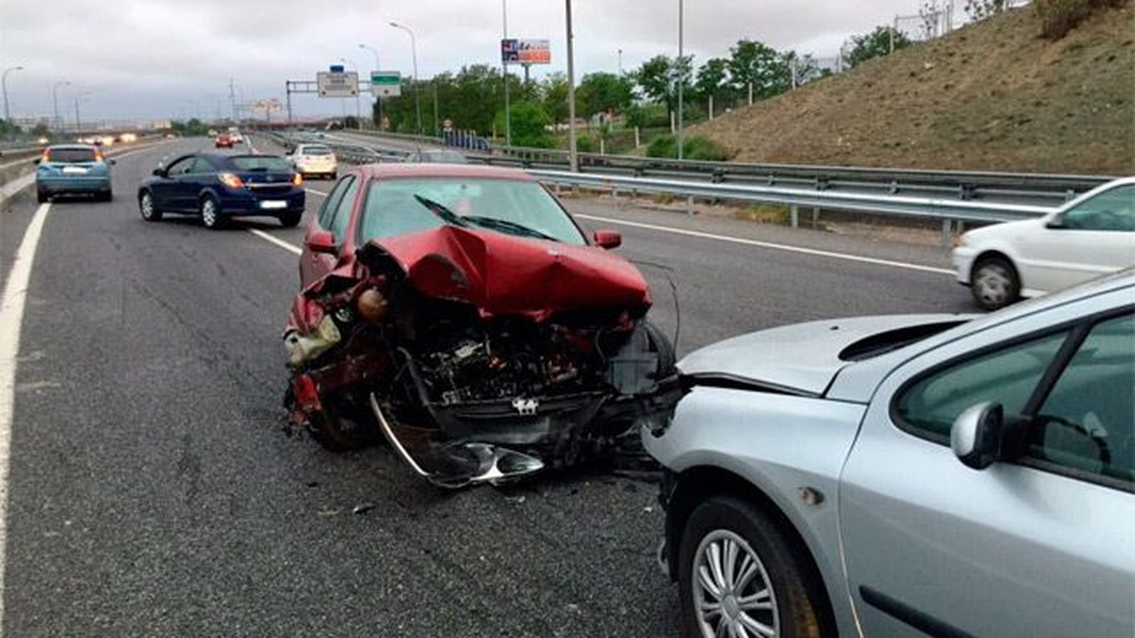 Dos hombres graves tras ser atropellados mientras señalizaban un accidente en la M-40
