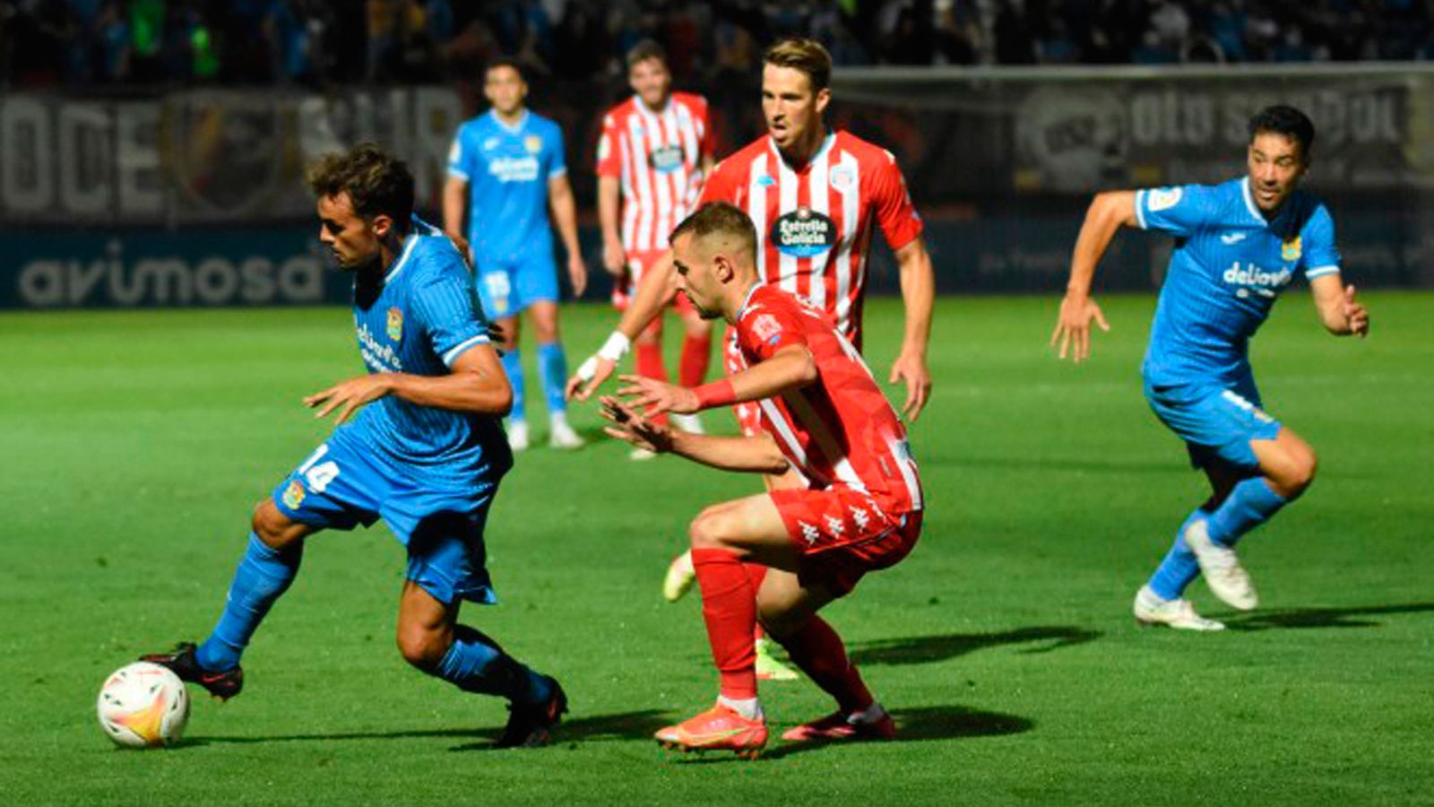 Una de las jugadas del partido del Fuenlabrada contra el Lugo