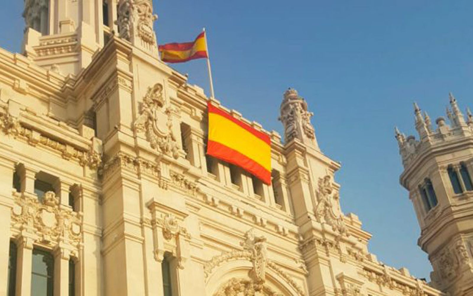 El ayuntamiento de Madrid despliega la bandera de España en Cibeles