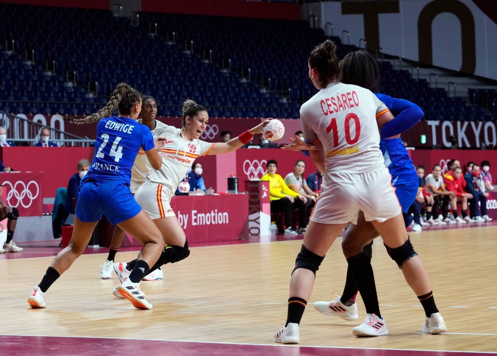 Selección española de balonmano ante Francia