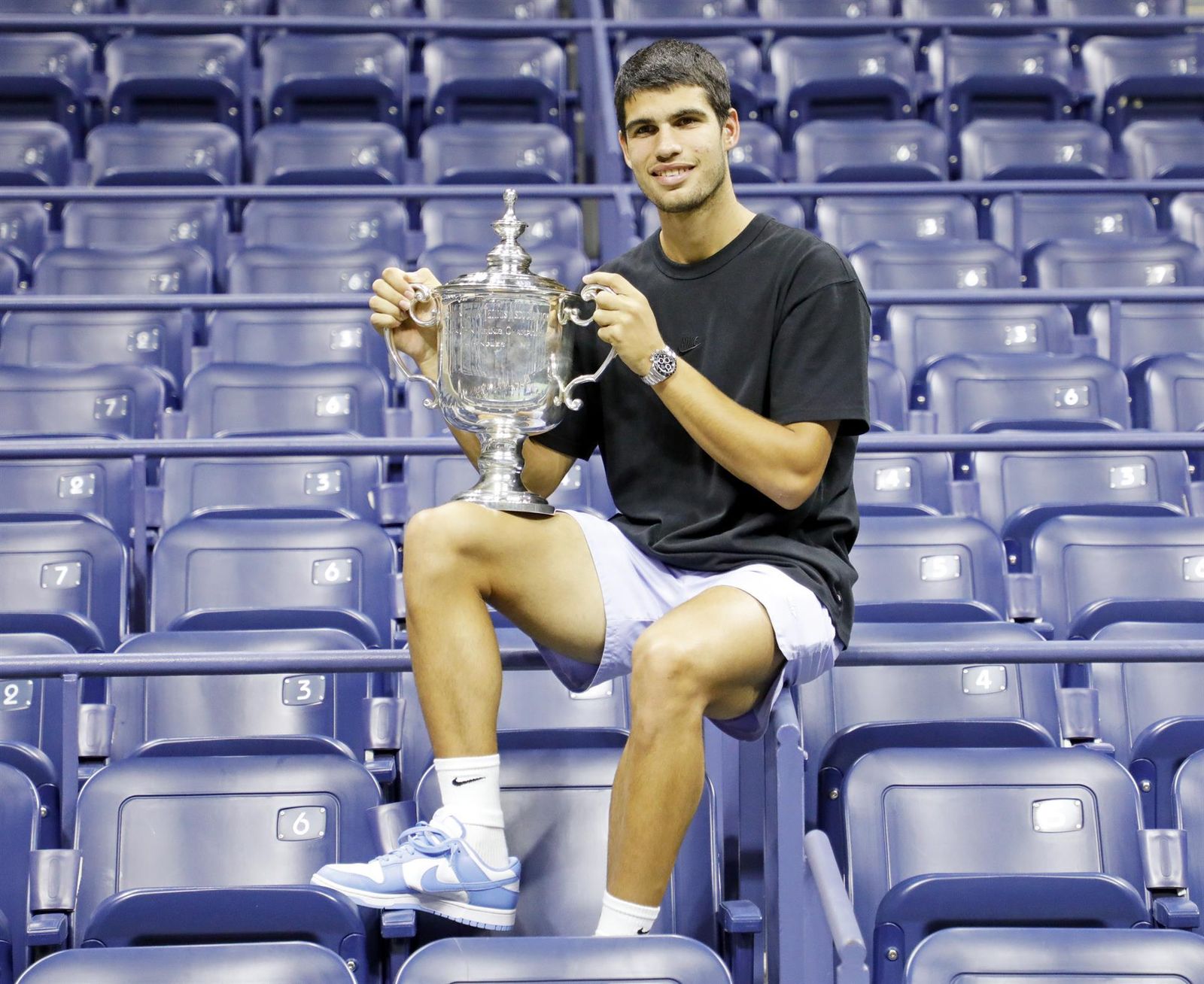 Carlos Alcaraz posa con el trofeo de ganador del US Open