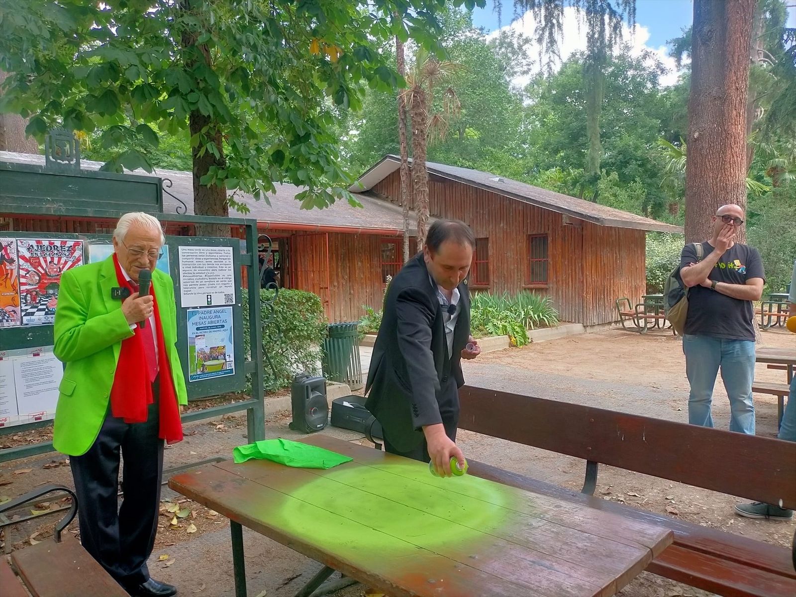 El Padre Ángel inaugura la primera 'mesa verde' de El Retiro
