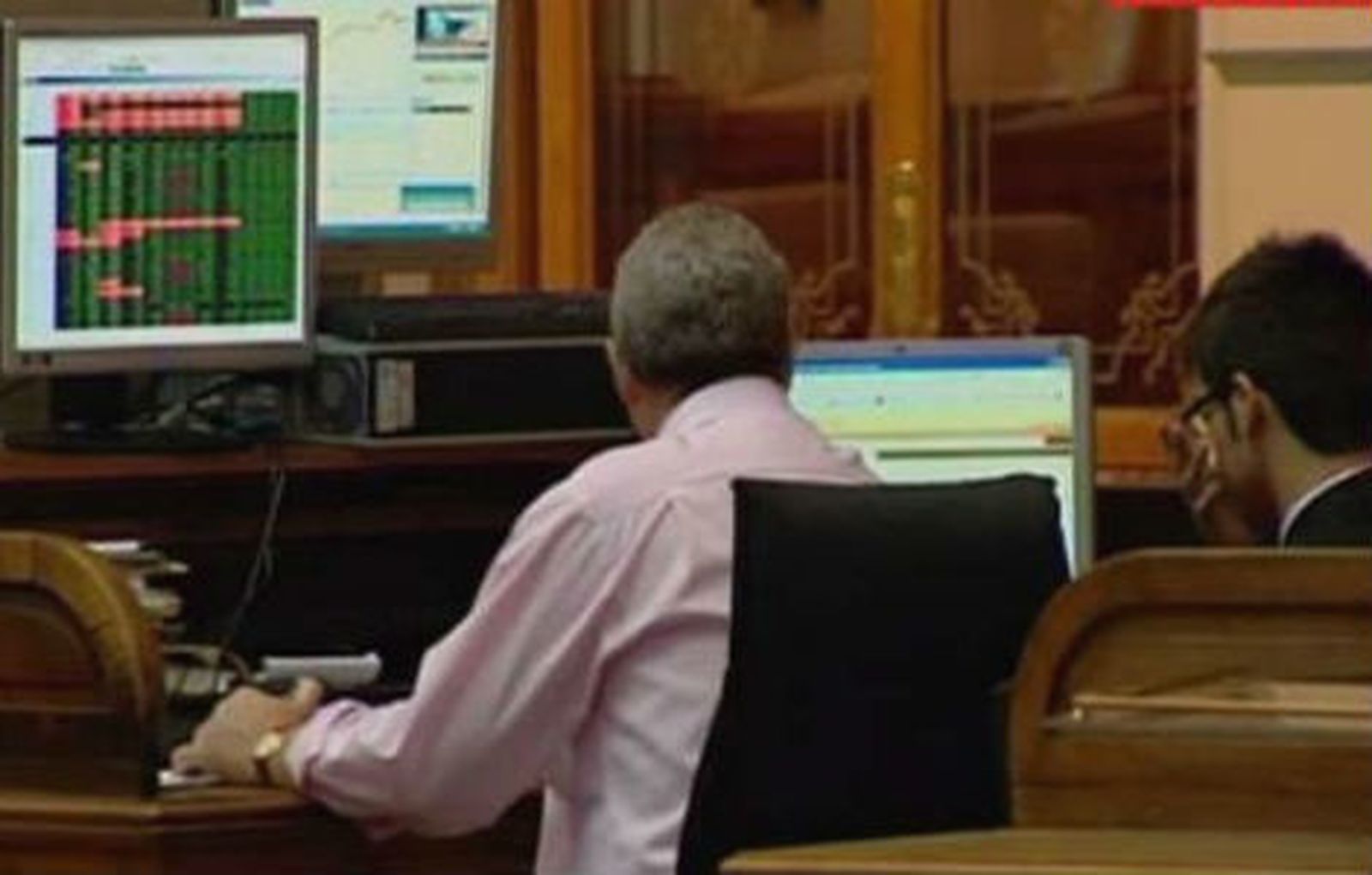 El Ibex sube un 1,51% y recupera  los 6.700 puntos  y la prima cae a los 522 puntos