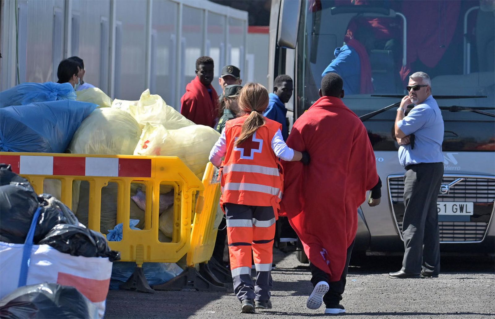 Inmigrantes tras su llegada al puerto de La Restinga en El Hierro