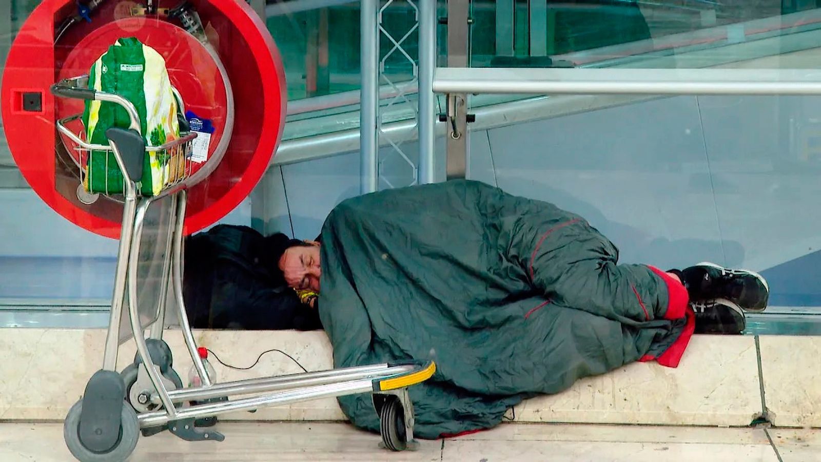 Una persona pernocta en el aeropuerto Adolfo Suárez Madrid-Barajas