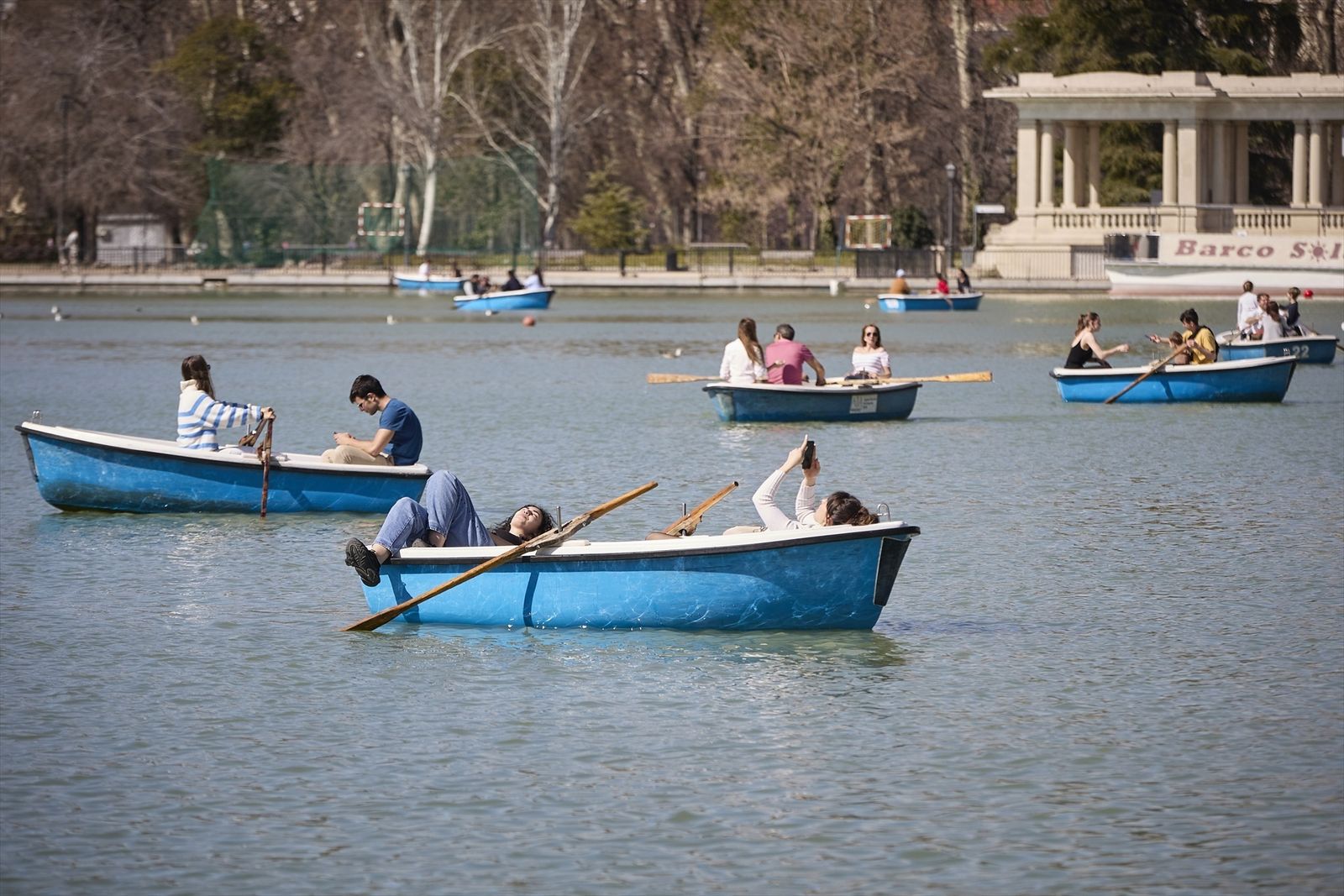 Varias personas en las barcas del estanque en el Parque del Retiro