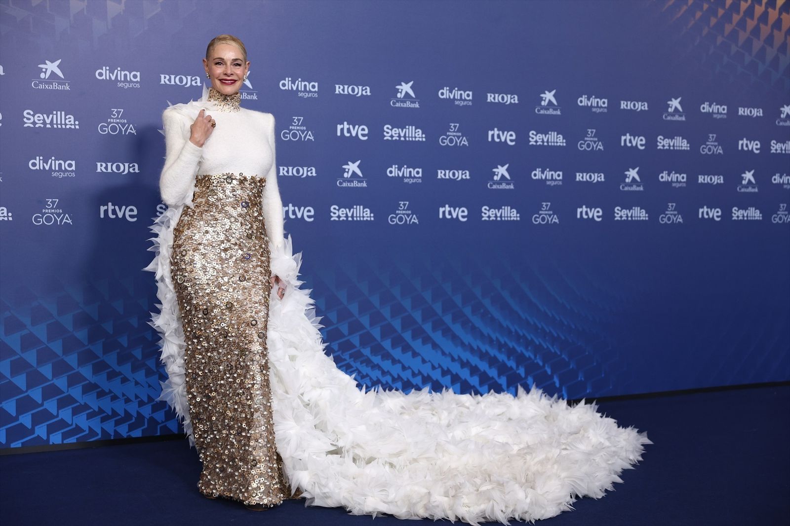 Glamour, nervios y Saura en el recuerdo: Así es la alfombra azul de los Goya