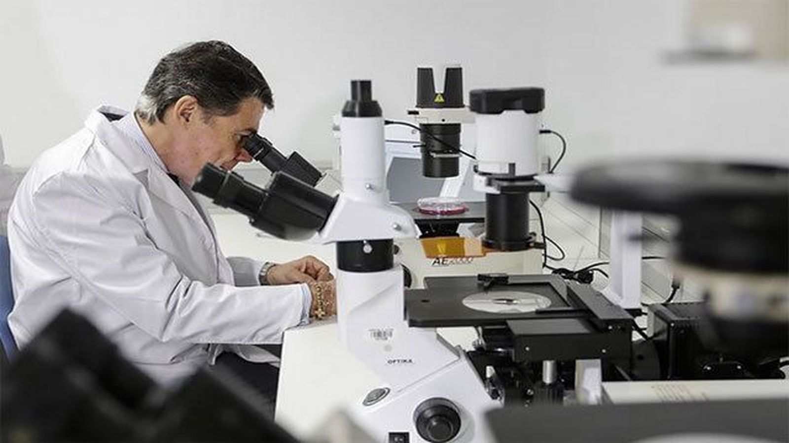 La Comunidad de Madrid casi duplica en dos años los investigadores en sanidad
