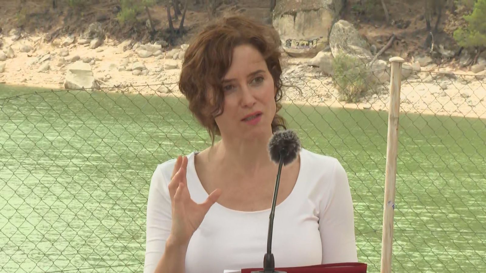 La presidenta de la Comunidad de Madrid, Isabel Díaz Ayuso, desde el pantano de San Juan