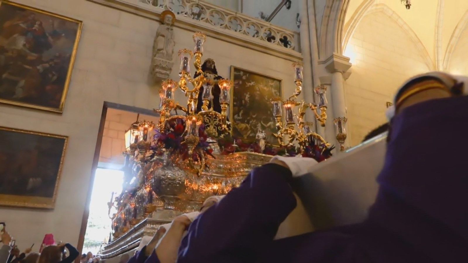 La ajustada y emocionante entrada de Jesús 'El Pobre' a la Catedral de la Almudena