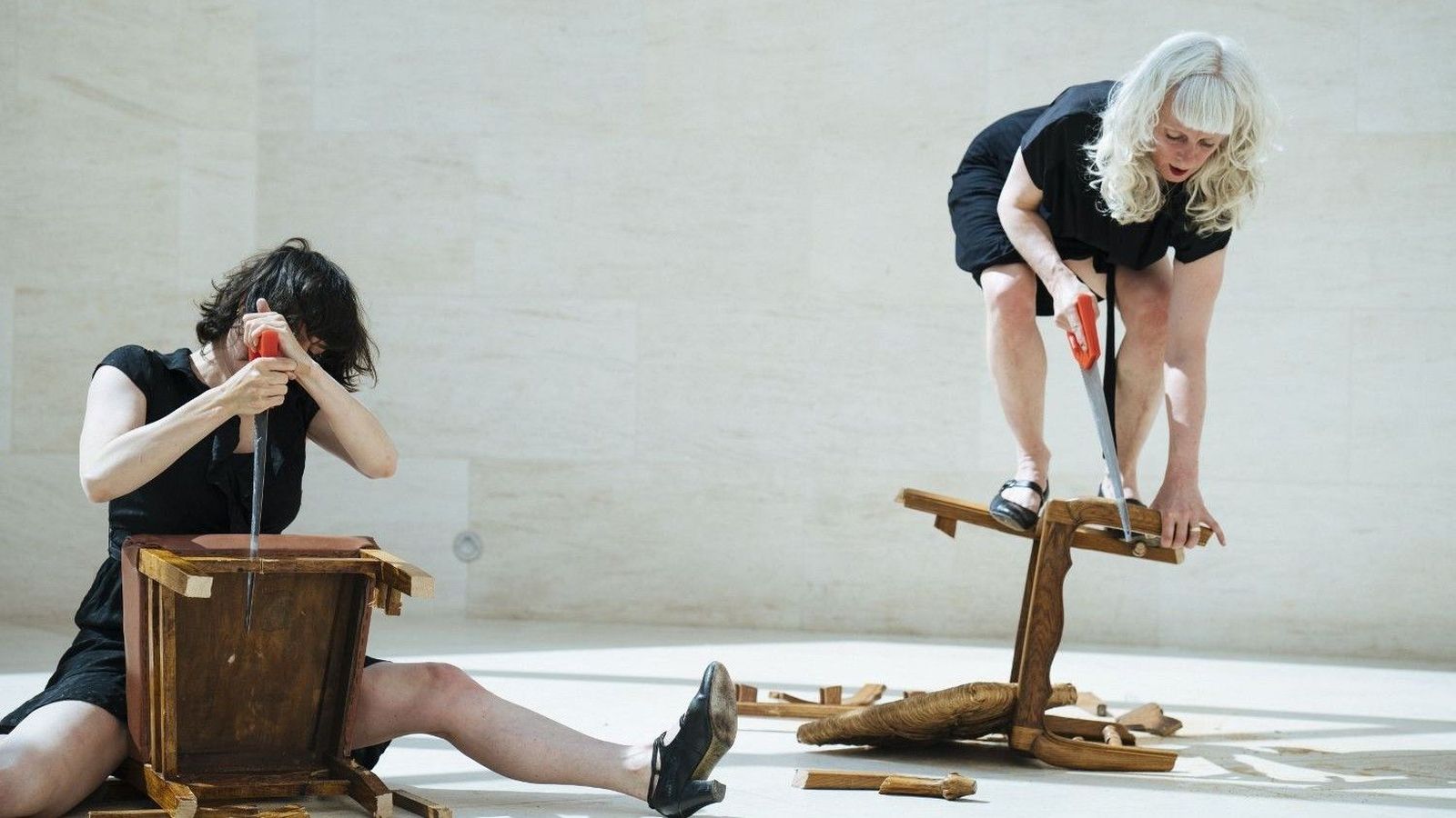 Mujeres, serruchos y sillas, la performance 'A String Section' llega al Conde Duque
