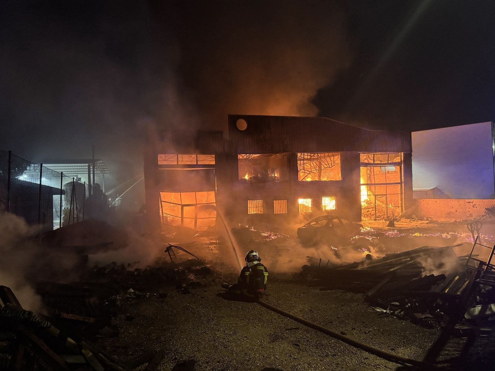 Imágenes del incendio de una nave industrial de 1.000 metros cuadrados en Griñón a vista de dron