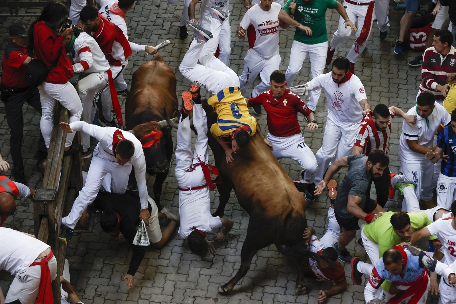 Tres heridos por asta de toro en el quinto encierro de San Fermín