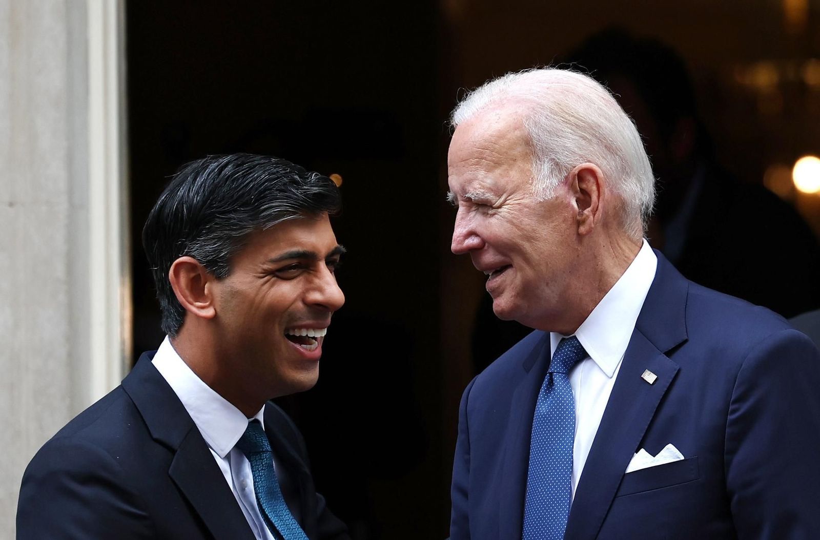 Reunión de Biden y Sunak con la polémica de las bombas de racimo
