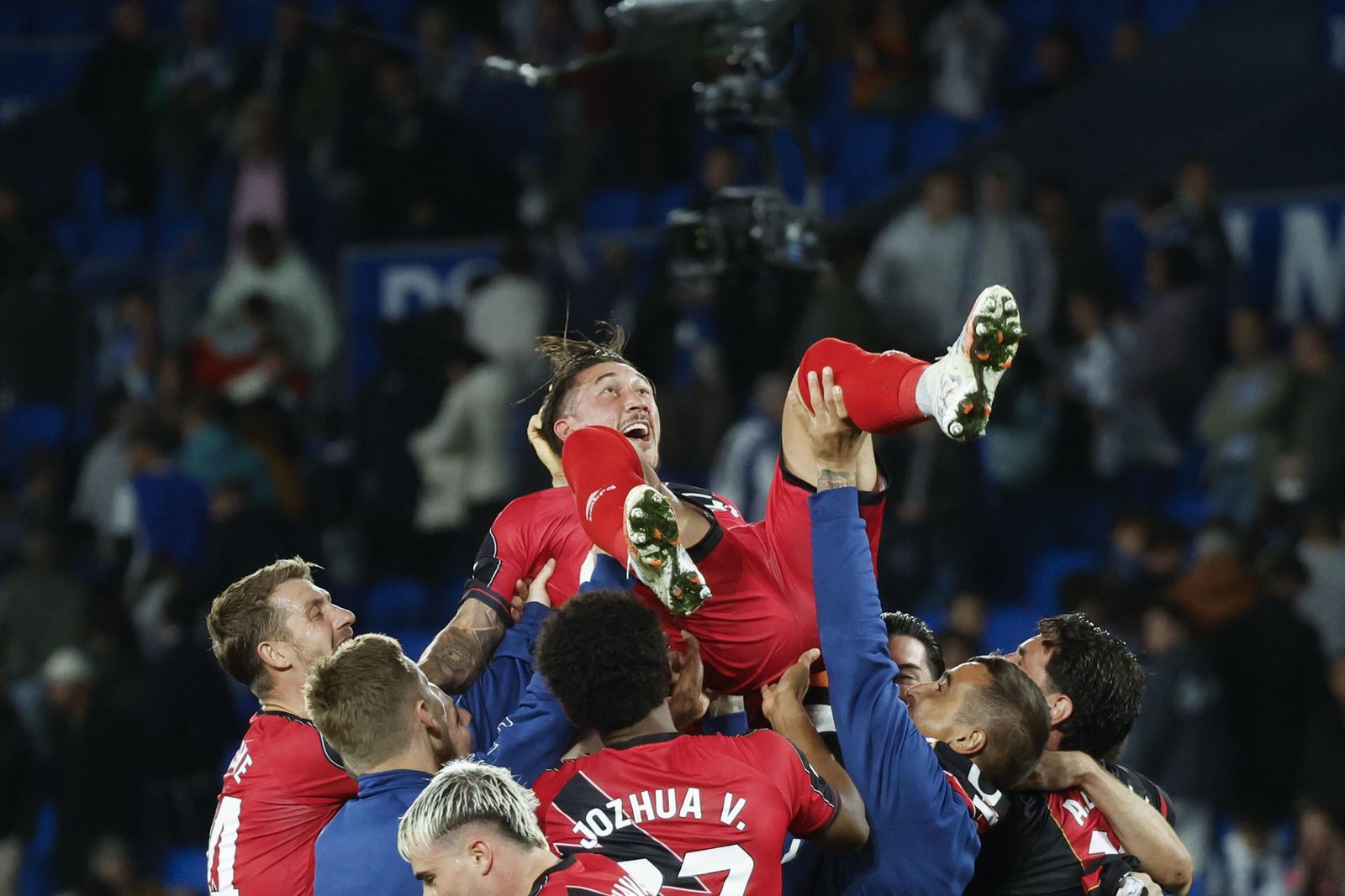 Futbolistas del Rayo Vallecano mantean al Pacha Espino tras su triunfo en Anoeta