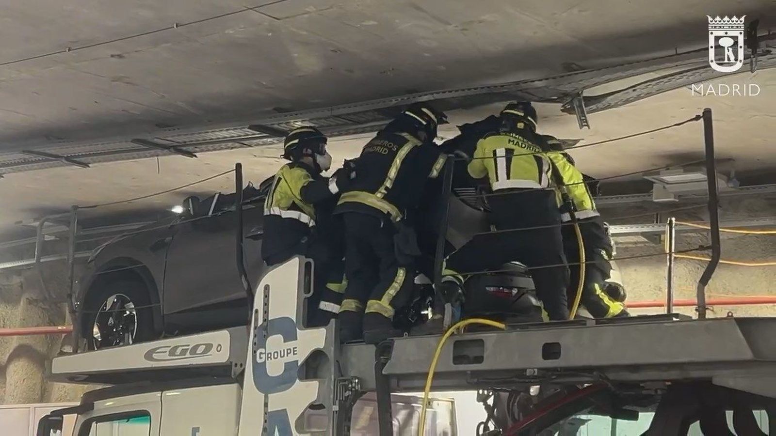 Los bomberos consiguen sacar el tráiler cargado de coches atrapado en el túnel de Bailén