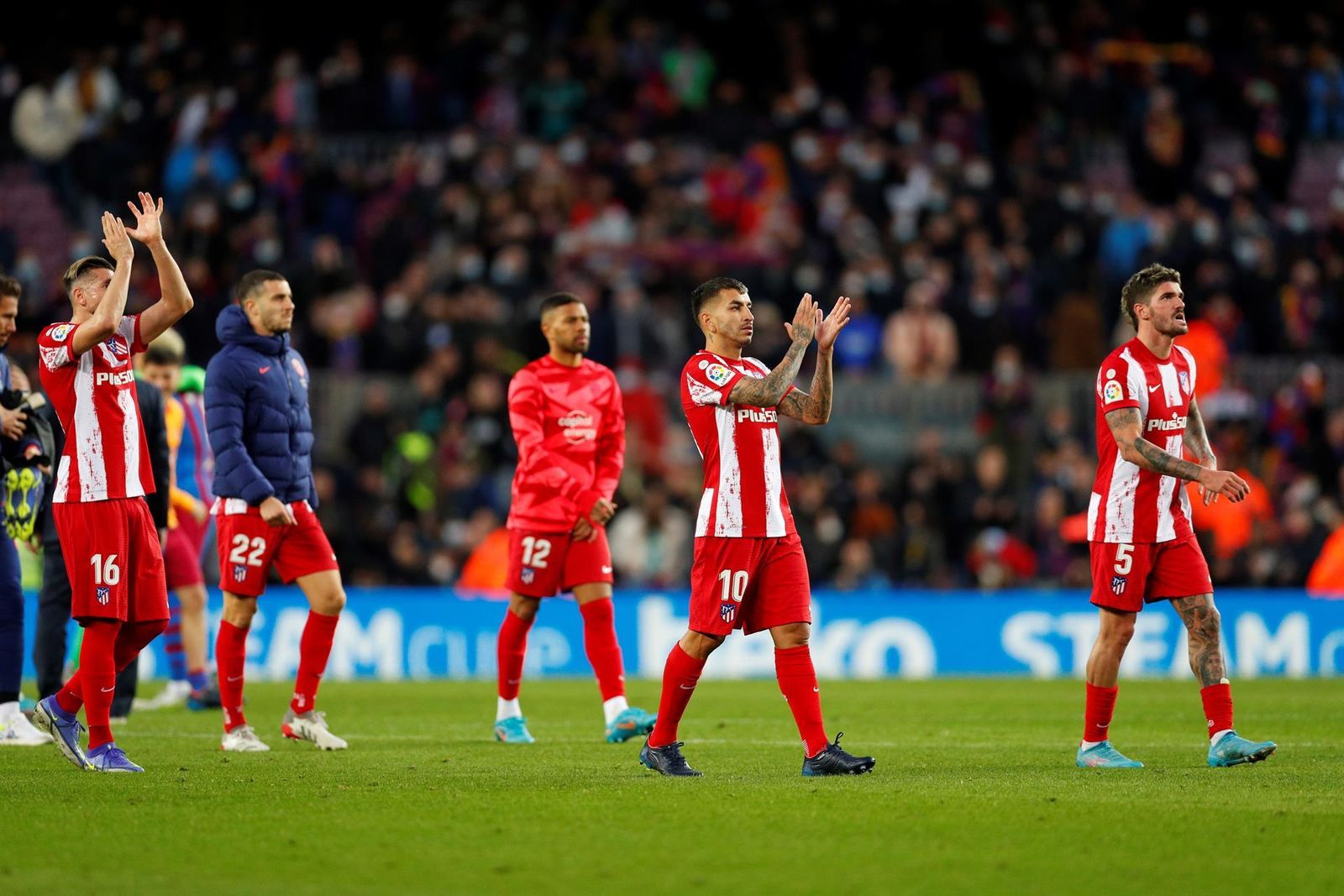 Los jugadores del Atlético saludan en el Camp Nou