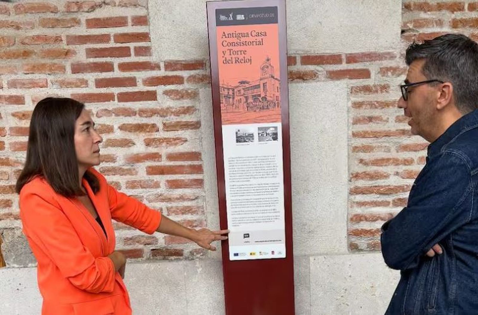 la alcaldesa de Ciempozuelos  muestra uno de los paneles turísticos