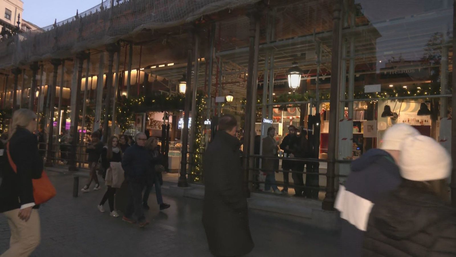 Indignación entre comerciantes y hosteleros por el corte de luz en el distrito Centro