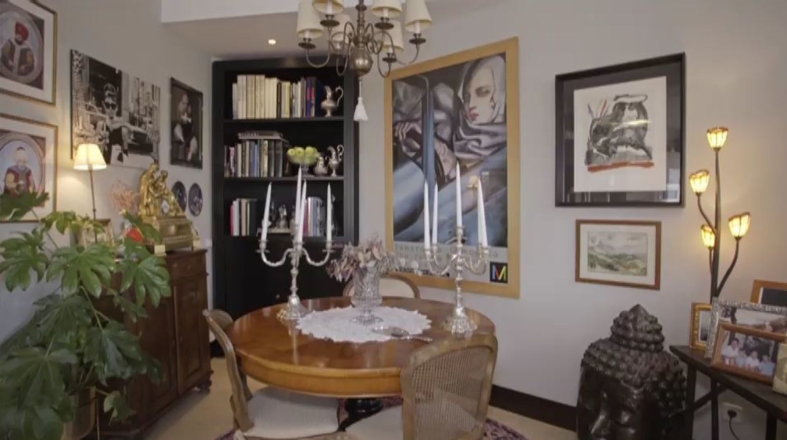 Y el interior de la vivienda bien podría ser un museo de arte y coleccionismo...