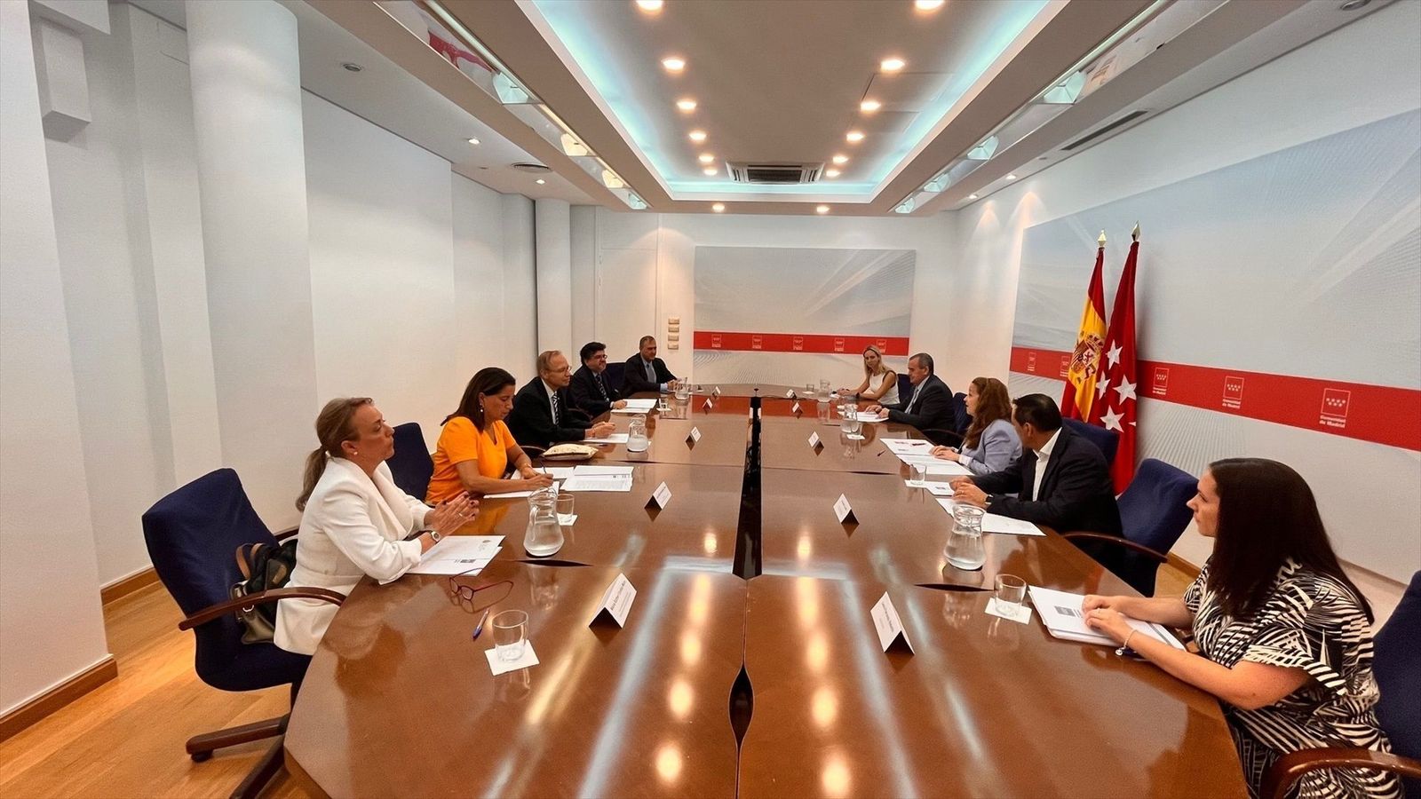 La Comunidad se compromete a reducir la temporalidad en Sanidad y fomentar la medicina preventiva