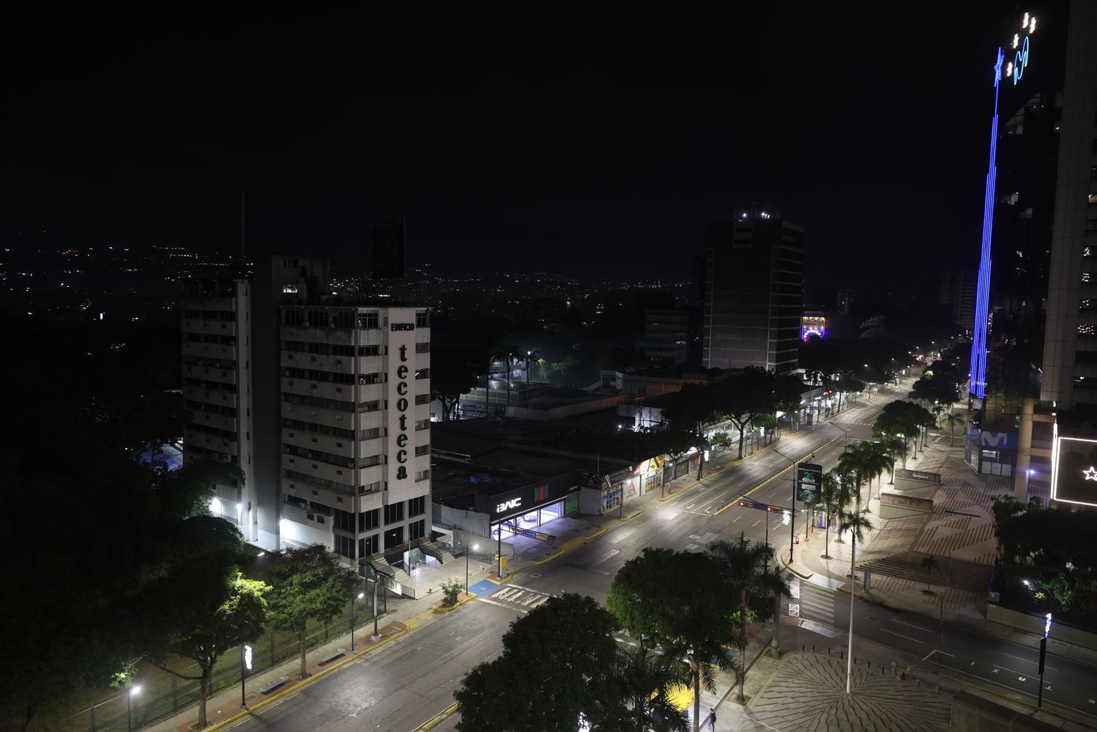 Vista de las calles de Caracas tras varias detonaciones y explosiones en la madrugada de este sábado
