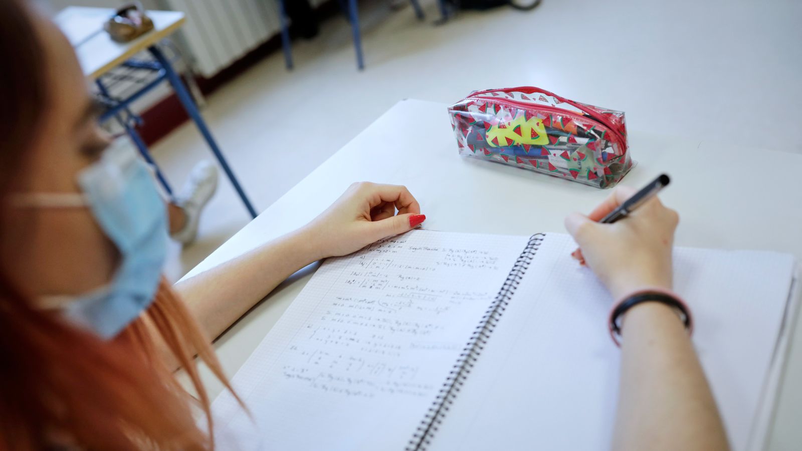 Una alumna de Bachillerato con mascarilla en la vuelta a las aulas tras el confinamiento por la covid-19