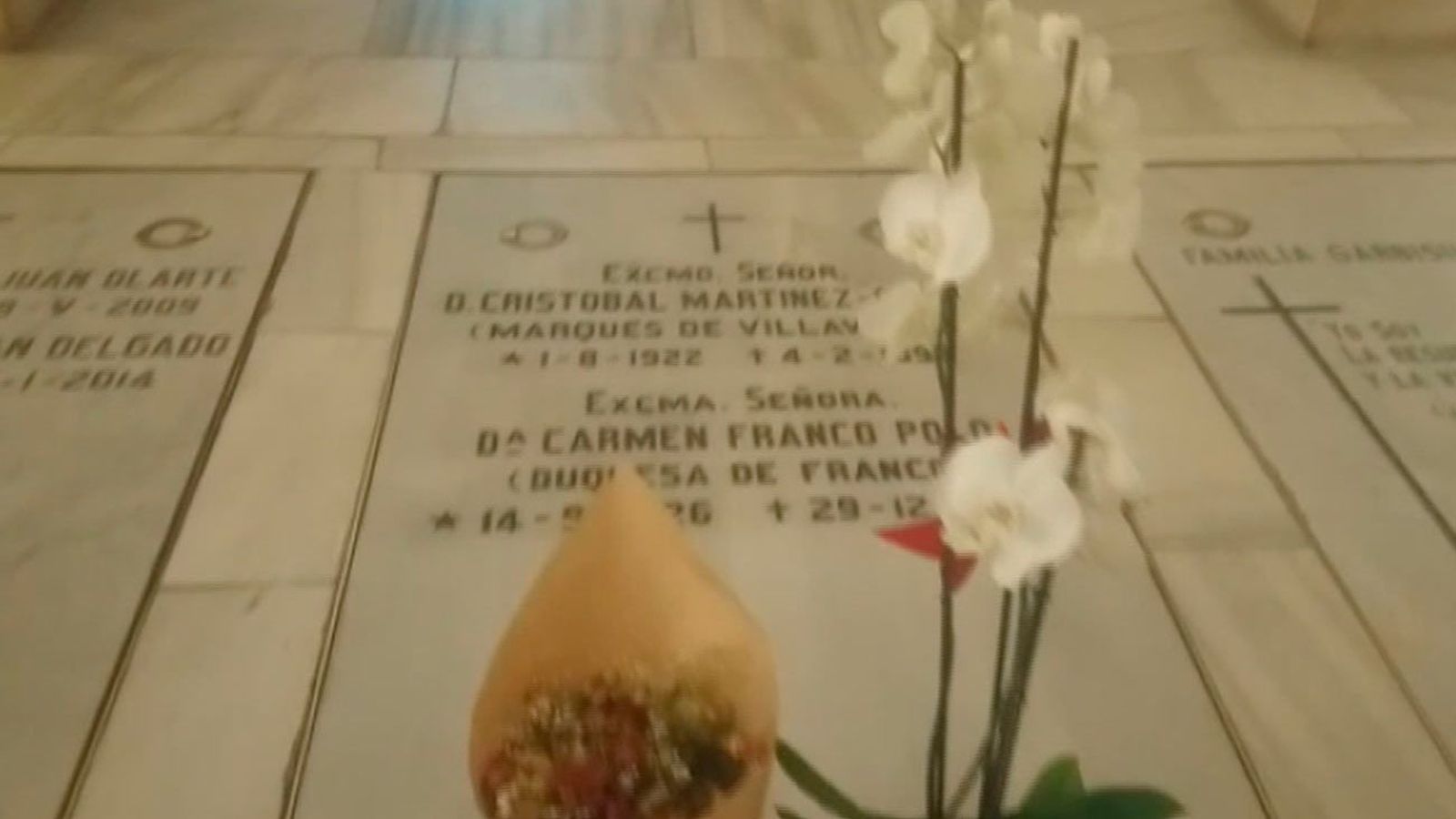 Los Franco disponen de dos tumbas en la cripta de la Almudena