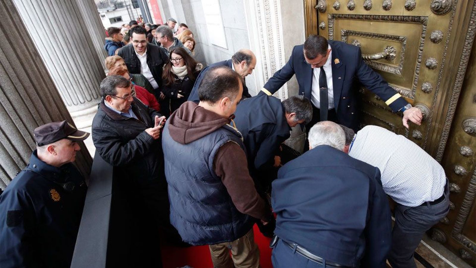 La Puerta de los Leones se atasca y abre con retraso para la visita al Congreso
