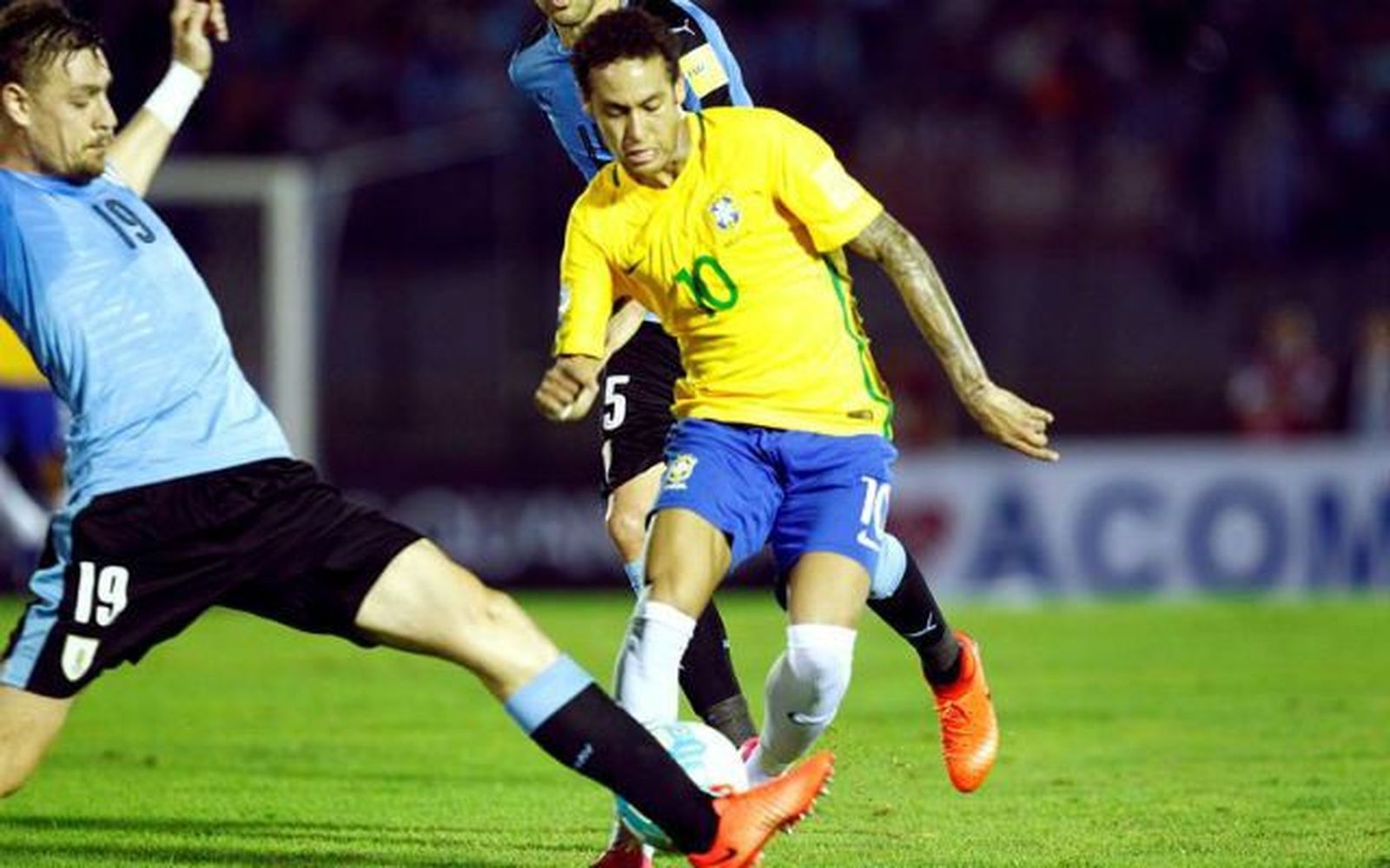Brasil golea, Argentina gana con polémica y Colombia vence con gol de James