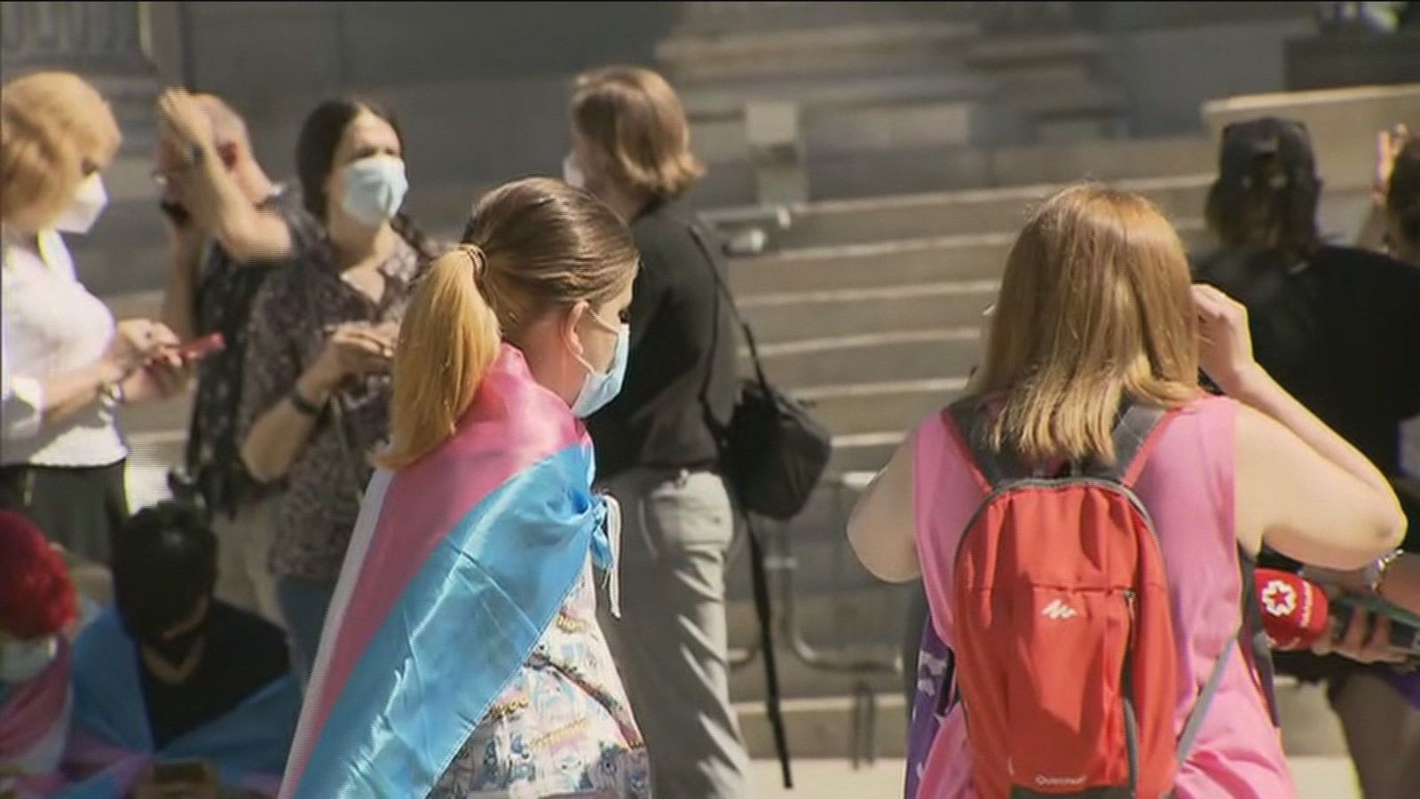 El colectivo trans exige ante el Congreso la tramitación de la Ley y acusa al PSOE de "transfóbico"