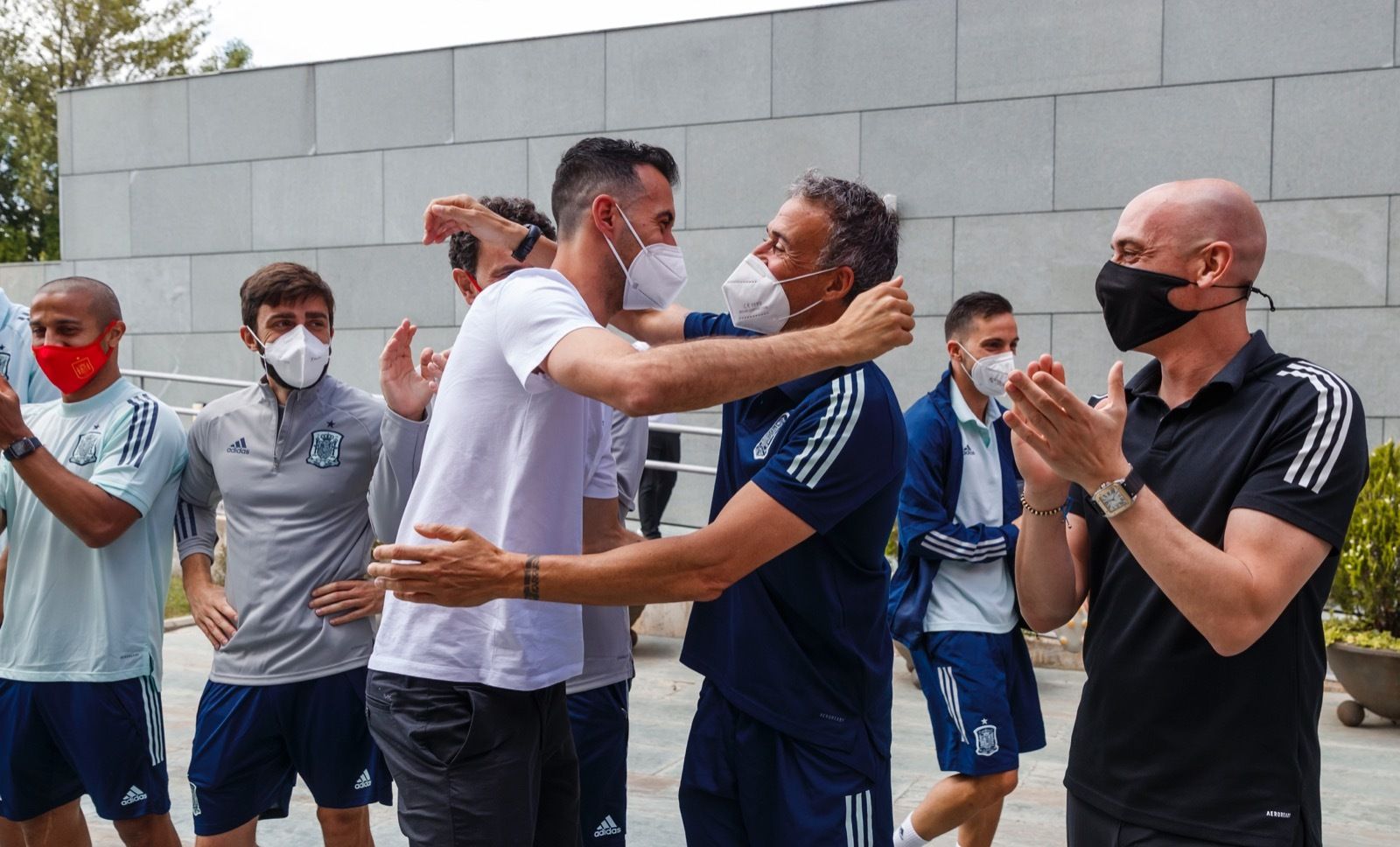 Busquets recibido por Luis Enrique