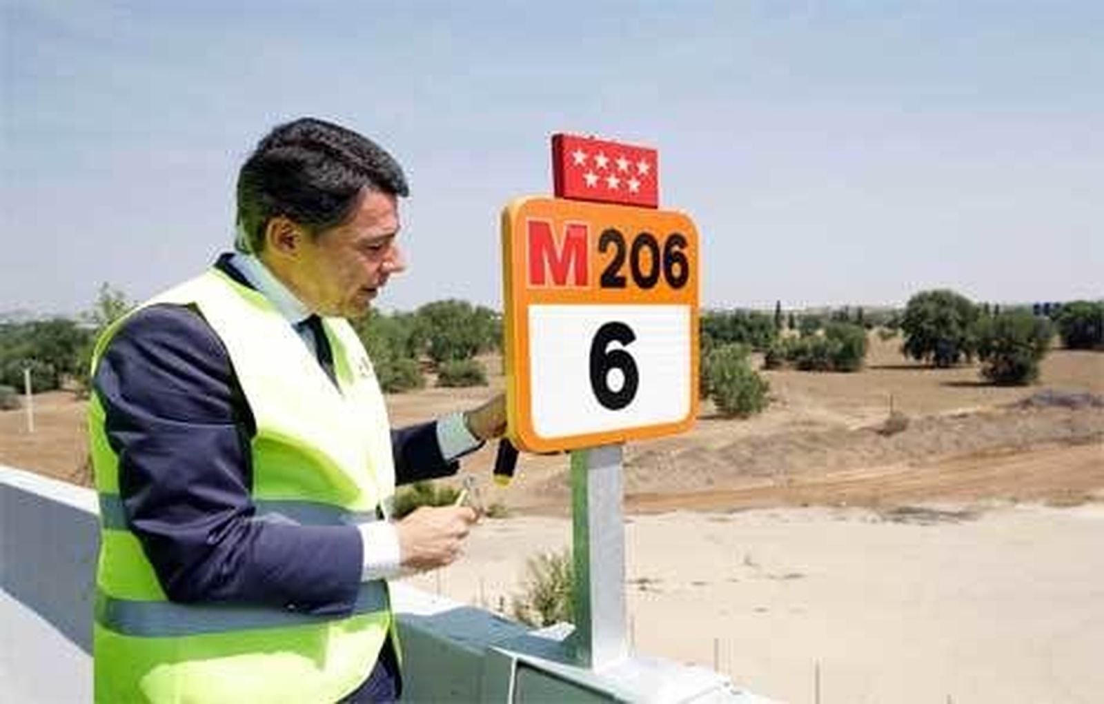González inaugura la nueva carretera M-206, una de las más transitadas por camiones