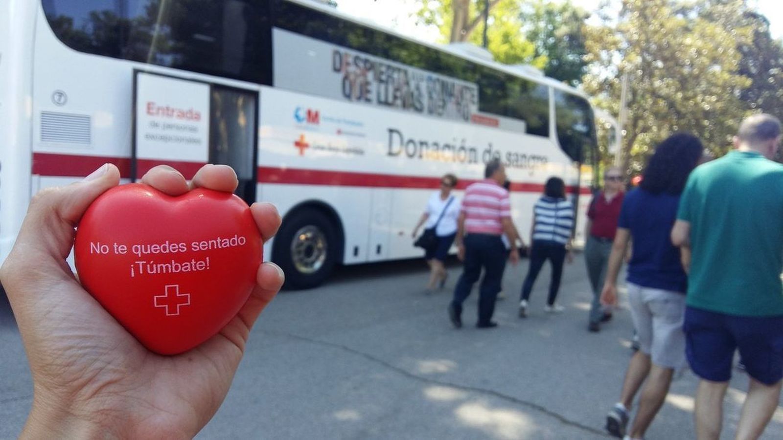 Una unidad móvil de donación de sangre de Cruz Roja