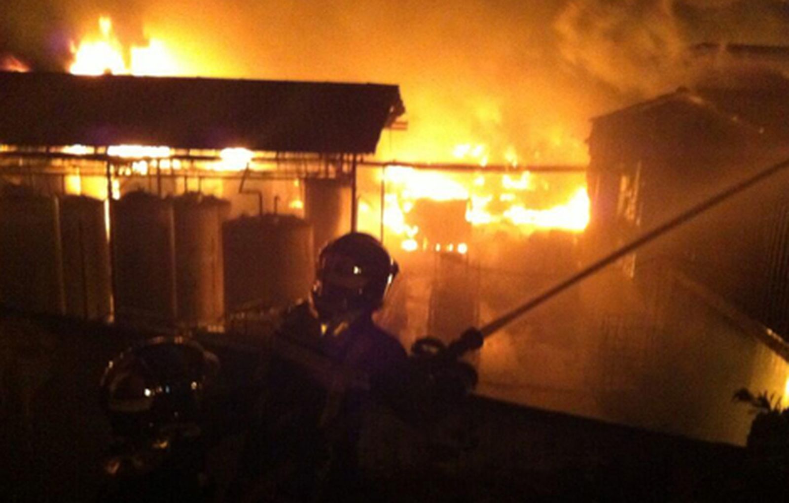 El incendio desatado esta madrugada en una nave de Arganda ya está "controlado" y no hay peligro para la población cercana