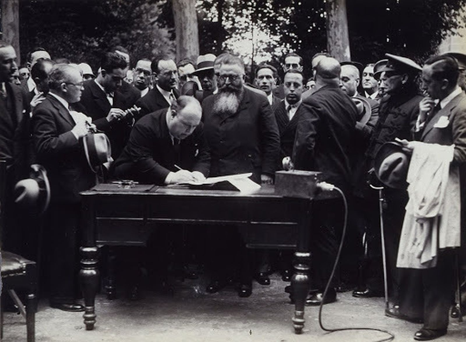 Firma de la cesión de la Casa de Campo a Madrid
