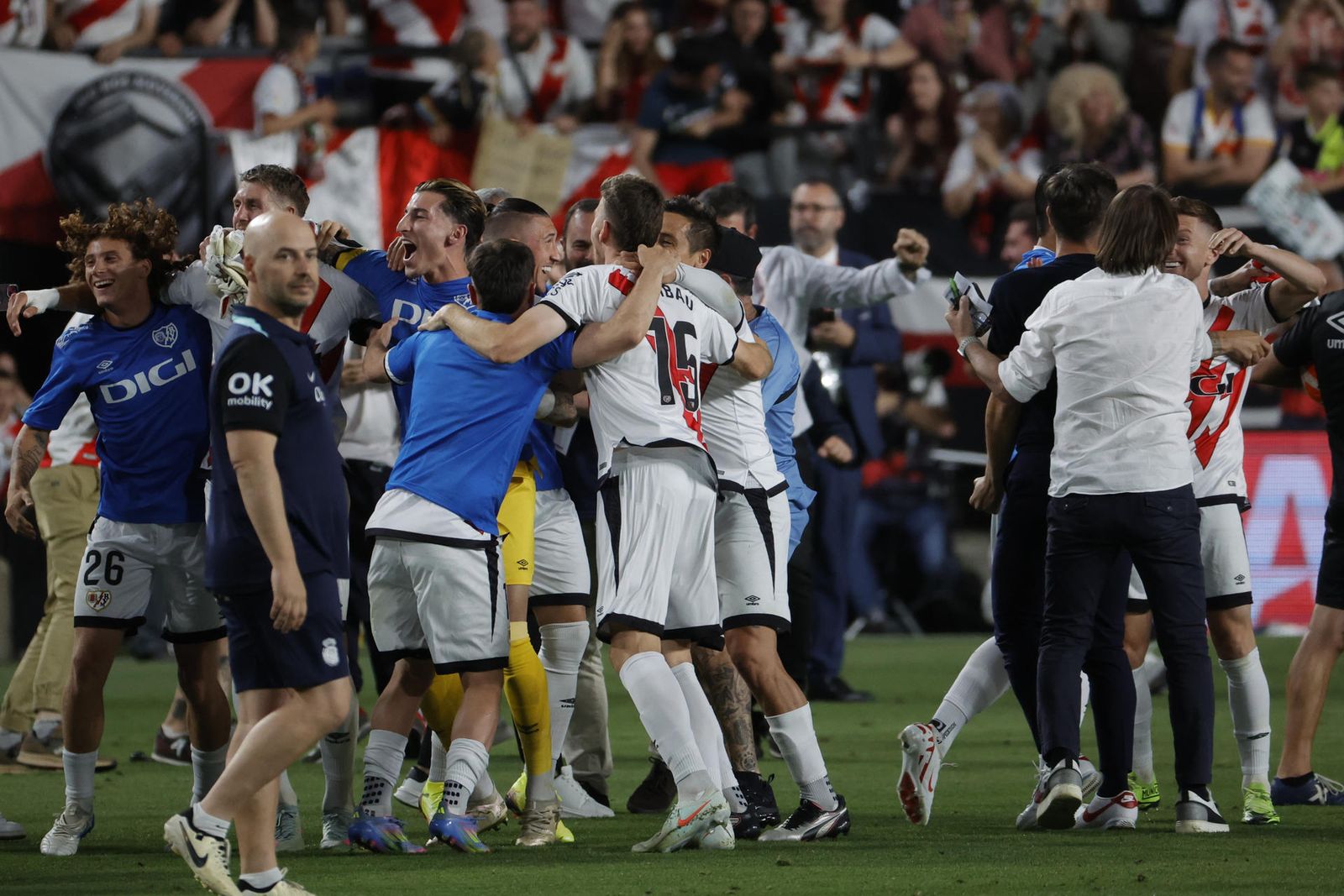 Los jugadores del Rayo celebran el regreso a Europa