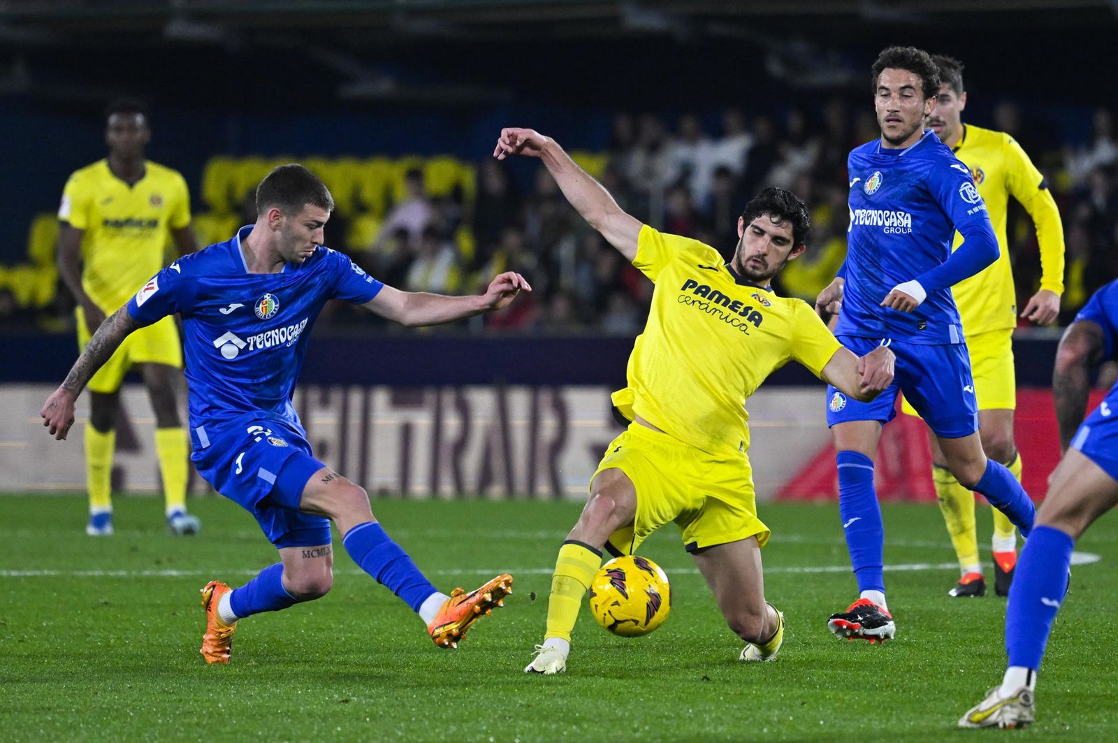 Jorge Martín y Gonçalo Guedes disputan un balón en el Getafe-Villarral de LaLiga