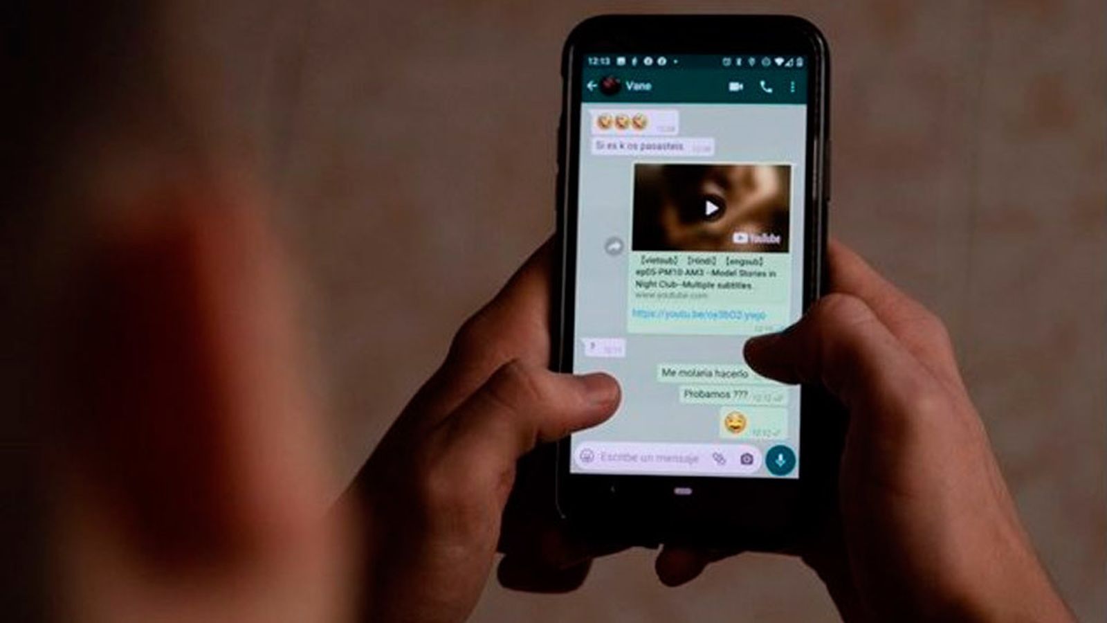 Un adolesente consultando el móvil