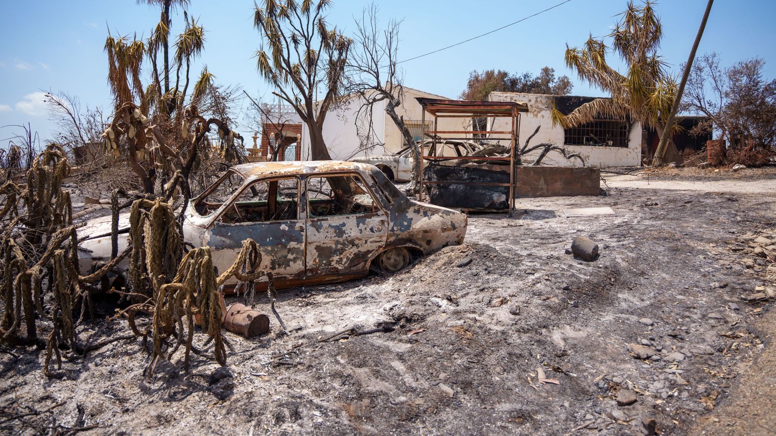 "Podemos dar gracias de que estamos vivos", la desoladora vuelta a casa de los desalojados por el incendio de Los Gallardos, Almería