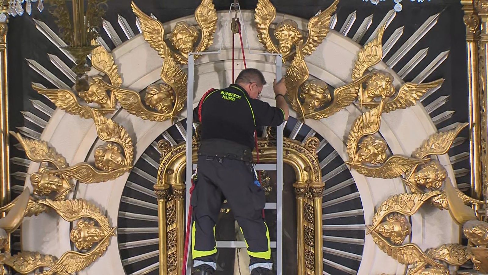 Así ha vivido Madrid la solemne bajada del milagroso cuadro de la Virgen de la Paloma