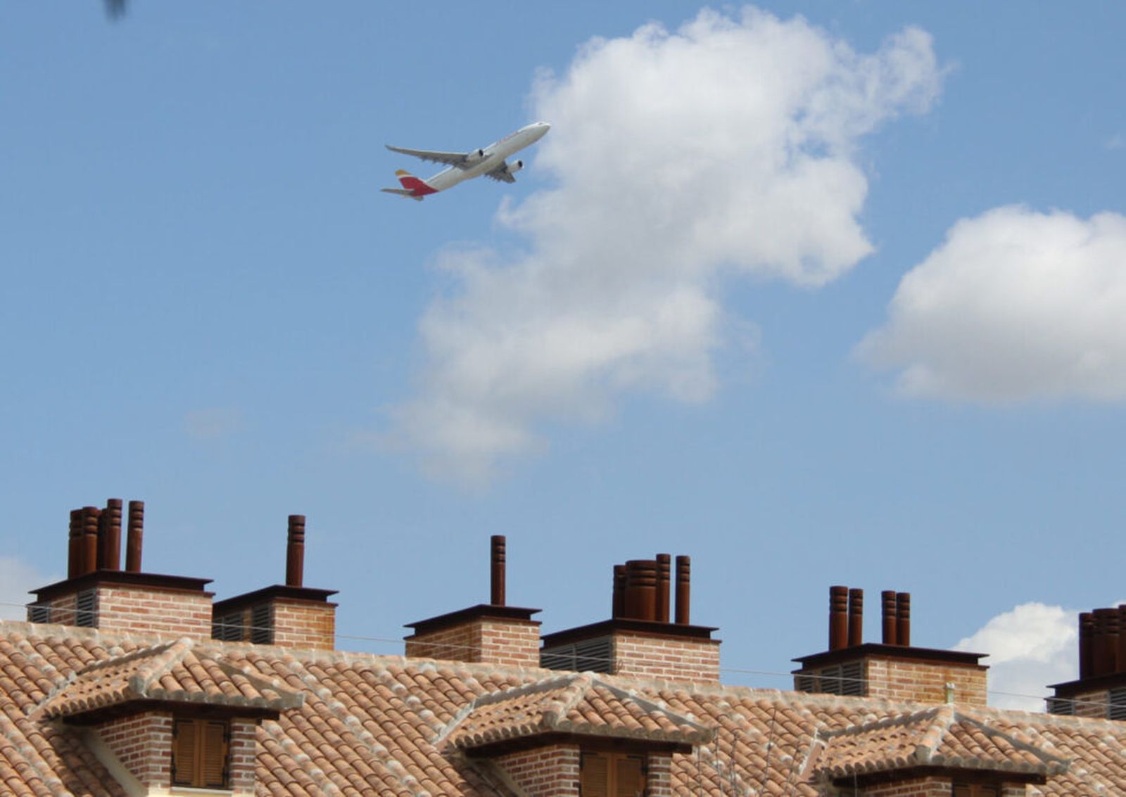 Un avión sobrevuela el casco urbano de San Fernando de Henares