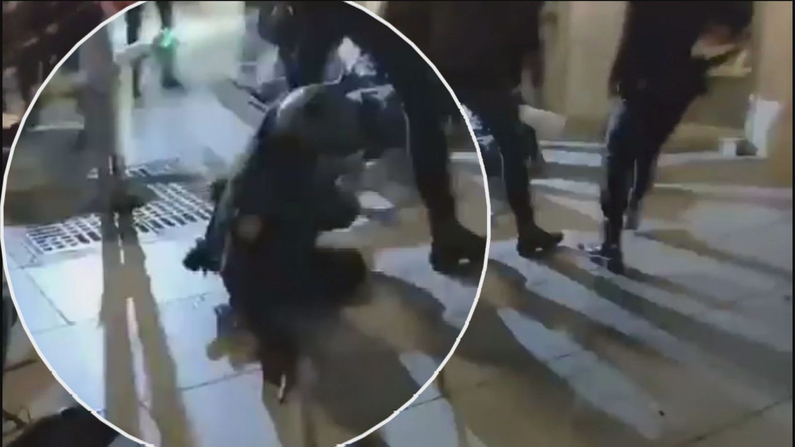 Acorralan a un grupo de antidisturbios en los altercados de Sol y lanzan un patinete
