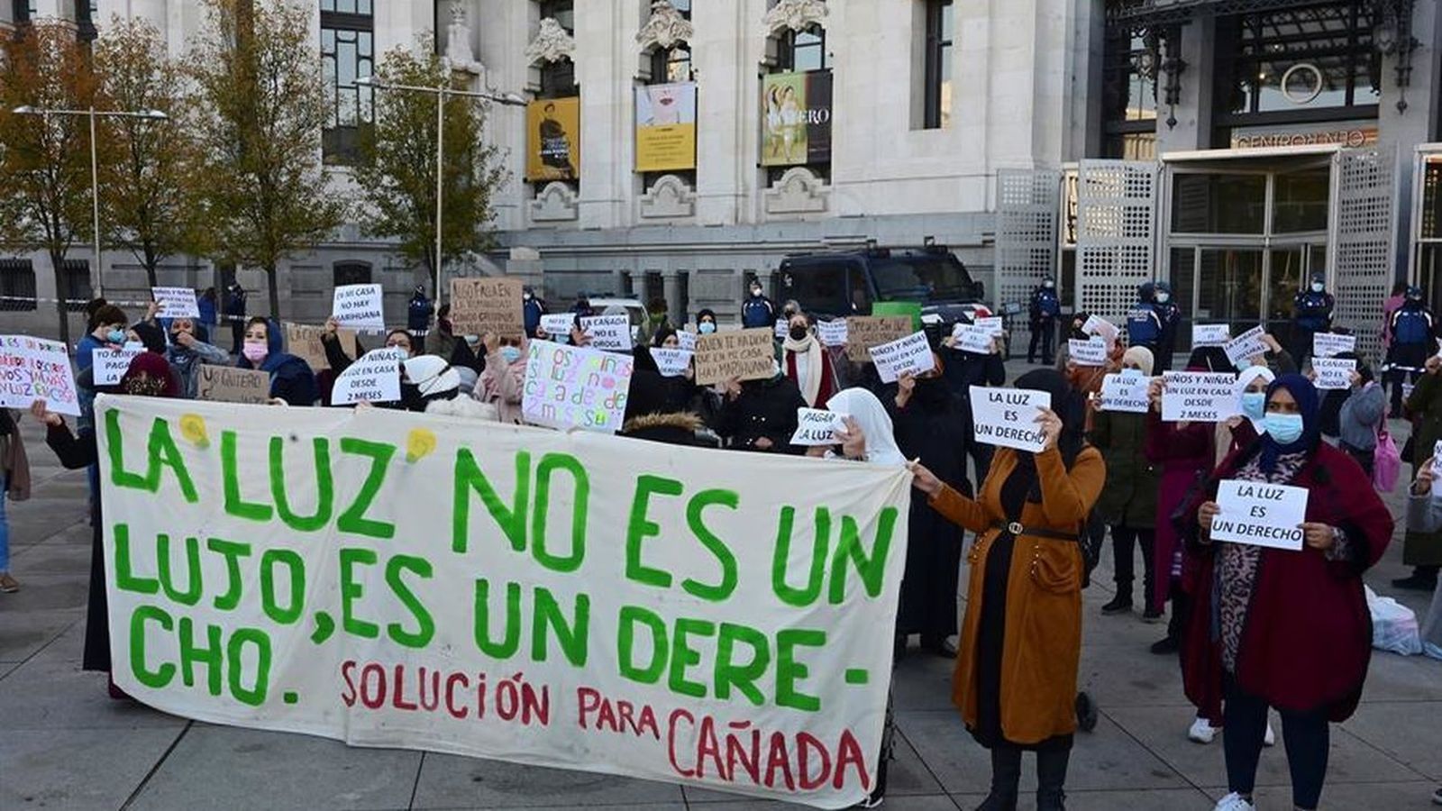 Concentración frente al Ayuntamiento de Madrid para devolver la electricidad a la Cañada Real