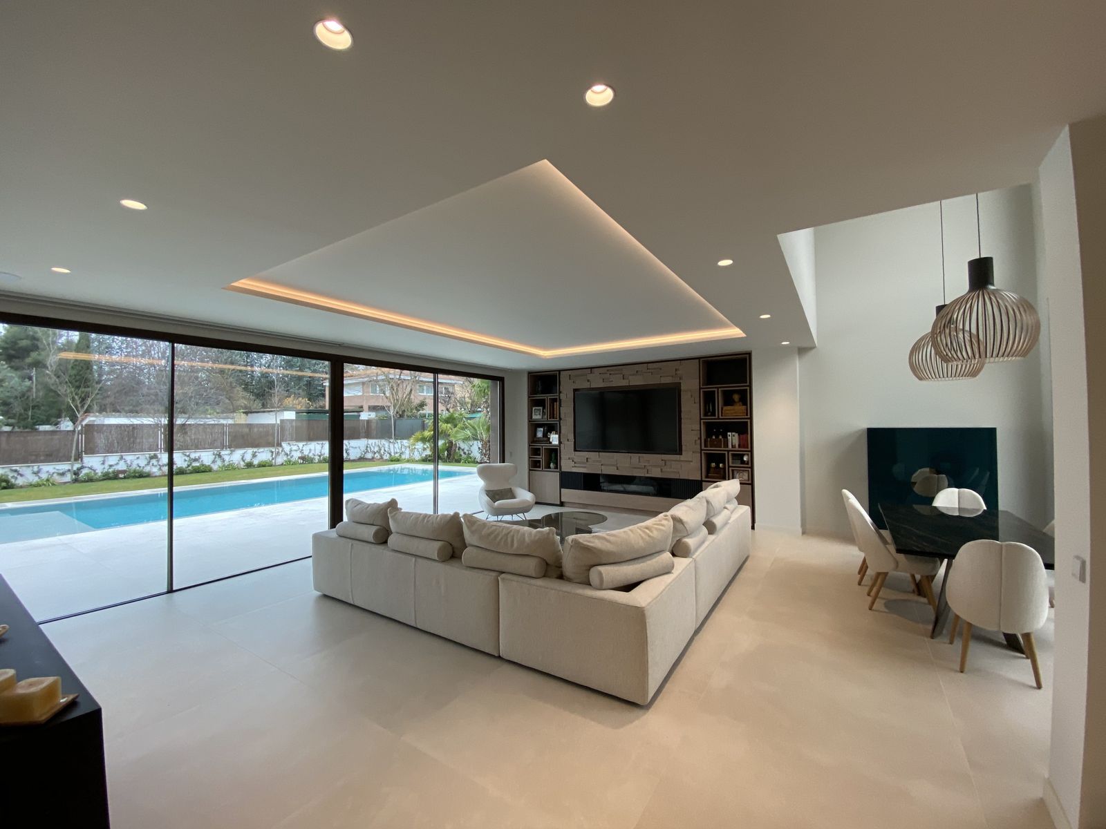 Esta vivienda de 500 metros cuadrados tiene cuatro plantas y un doble techo en el salón que da espacio a tener hasta una televisión de 75 pulgadas.