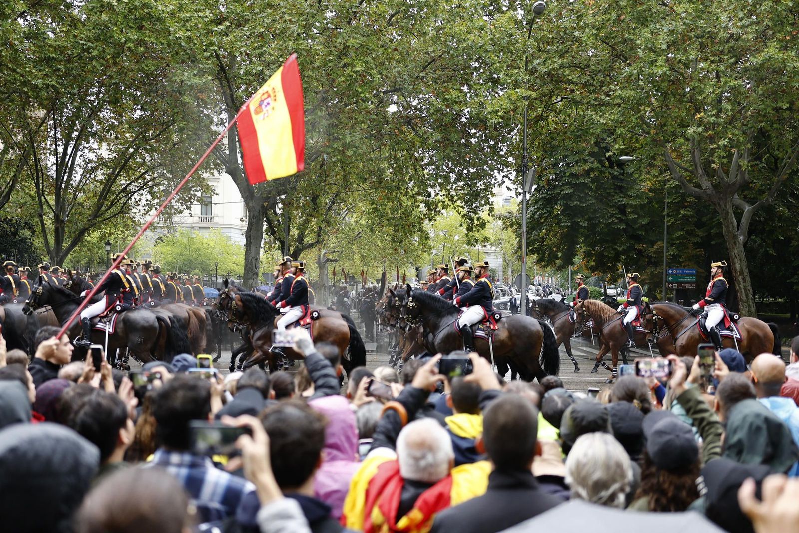Madrid se vuelca con las fuerzas armadas para celebrar el día de la Hispanidad