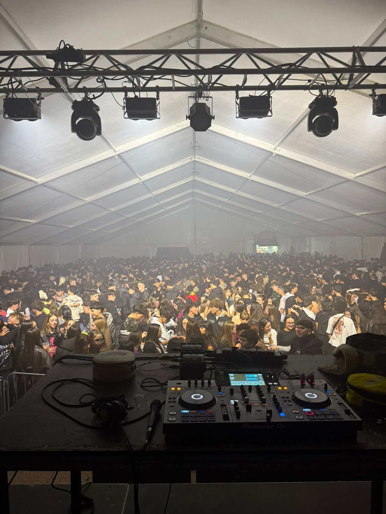 Jóvenes disfrutan de una fiesta bajo una carpa