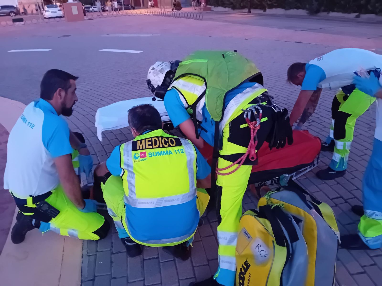 Efectivos del SUMMA 112 atendiendo al herido