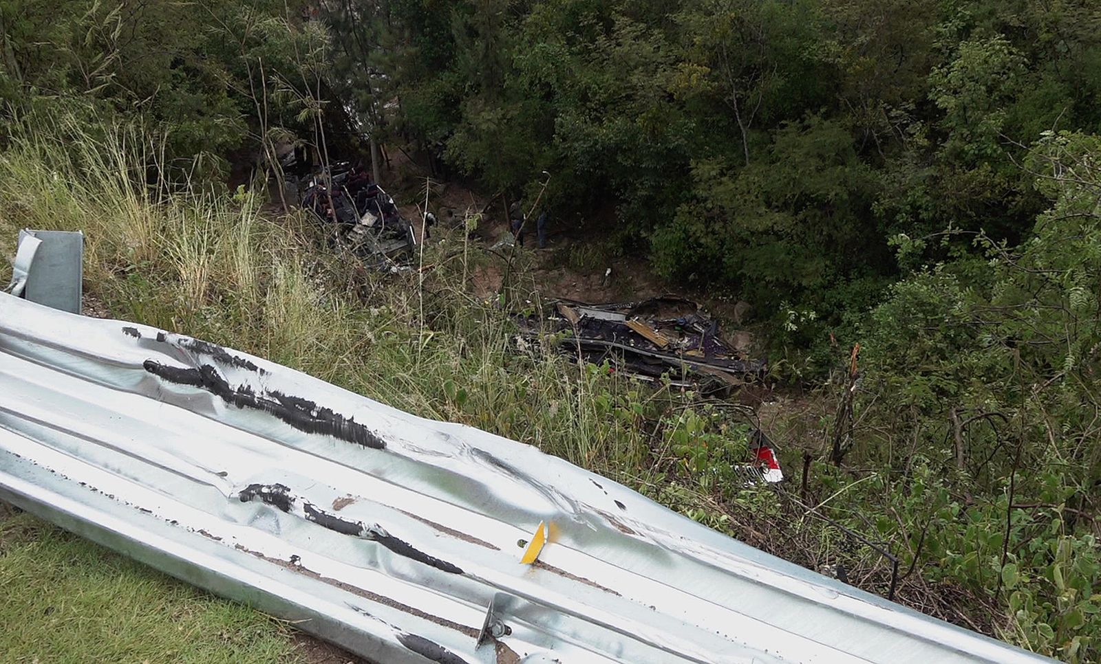 29 muertos al volcar un autobús en México