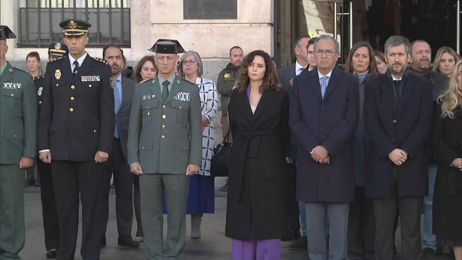 Minuto de silencio en Sol en honor a los dos guardias civiles asesinados en Barbate